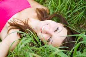 pretty-woman-smiling-in-the-grass