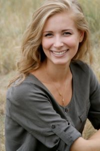 blonde-woman-smiling-in-a-field